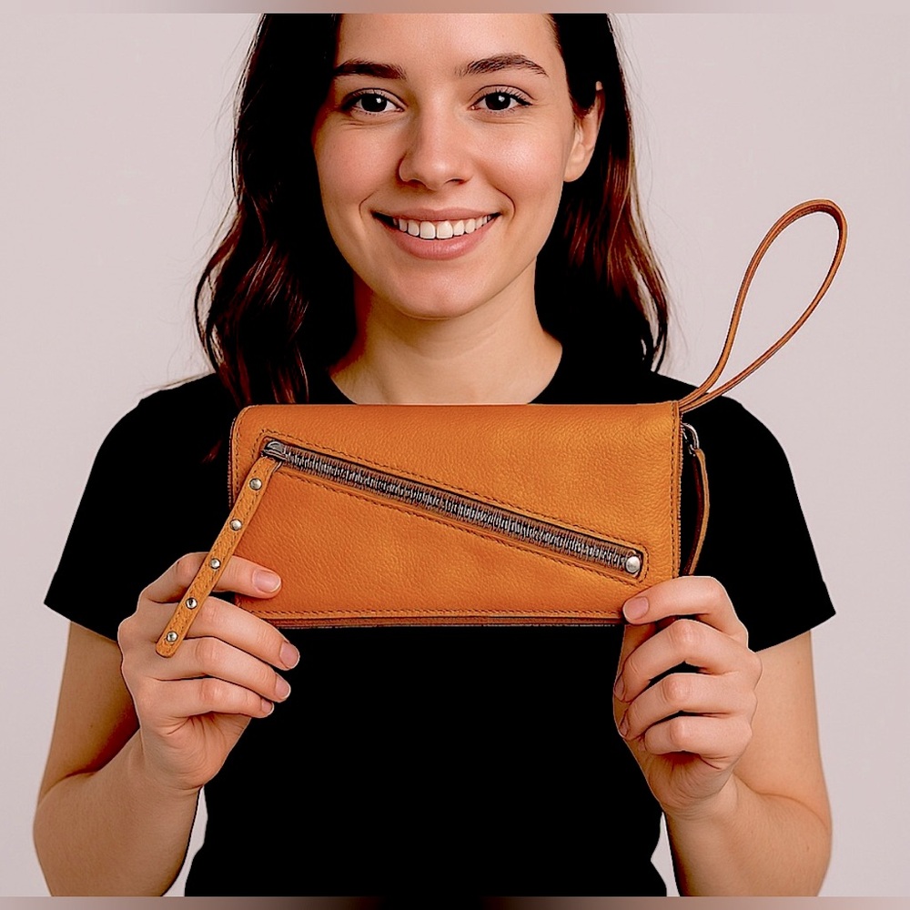 ⭐️ NWT Free People Vegan Leather Wristlet Wallet⭐️